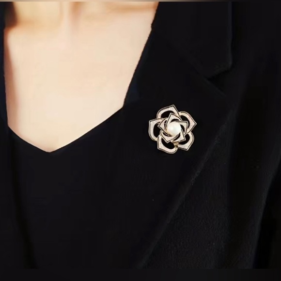 Blinged out Camilla brooch and box NIP - Picture 3 of 4